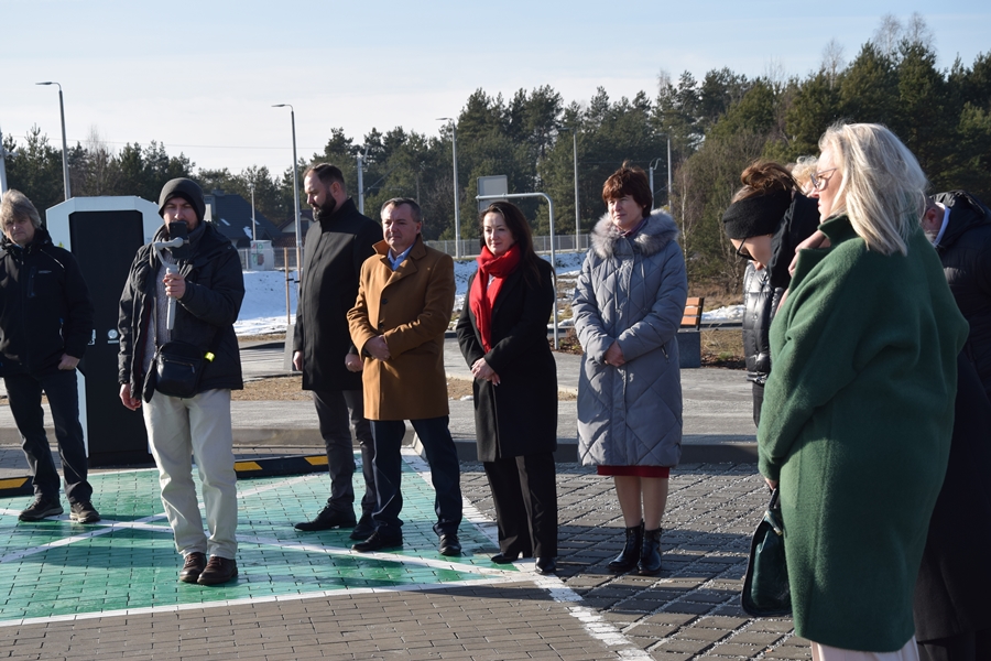 Zdjęcie przedstawia przemówienia podczas uroczystości otwarcia Centrum Przesiadkowego