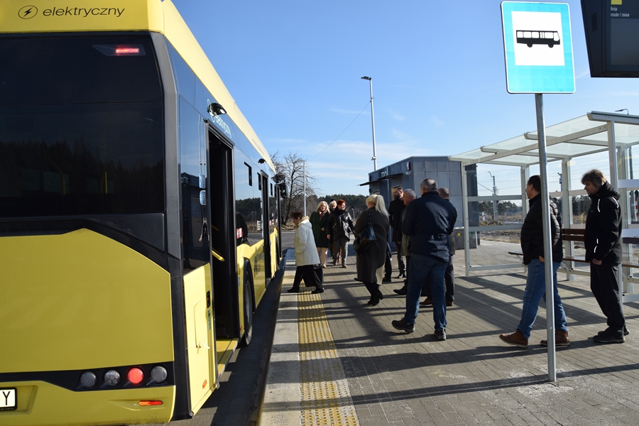 Zdjęcie przedstawia pasażerów czekających za autobus