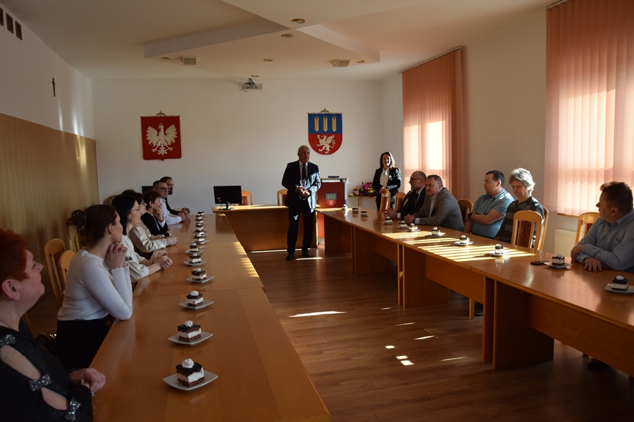 Zdjęcie przedstawia moment rozdania pamiątkowych grawertonów w Urzędzie Gminy Mierzęcice 