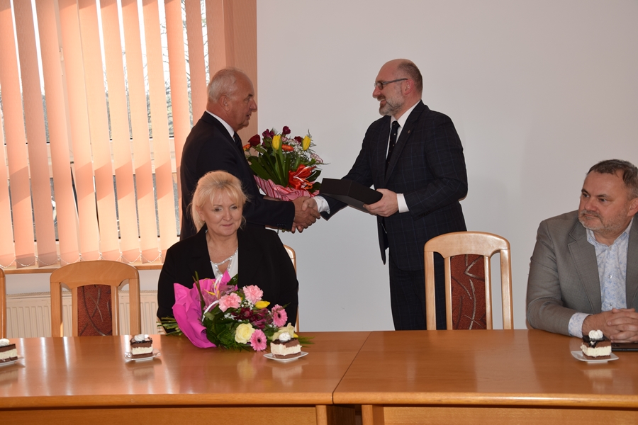 Zdjęcie przedstawia moment rozdania pamiątkowych grawertonów w Urzędzie Gminy Mierzęcice 