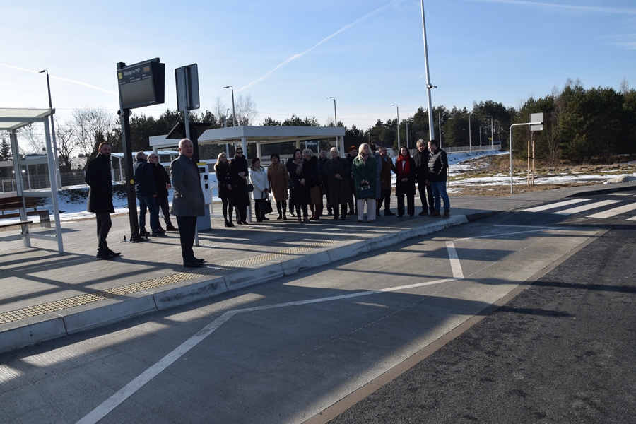 Zdjęcie przedstawia osoby spacerujące po terenie Centrum Przesiadkowego