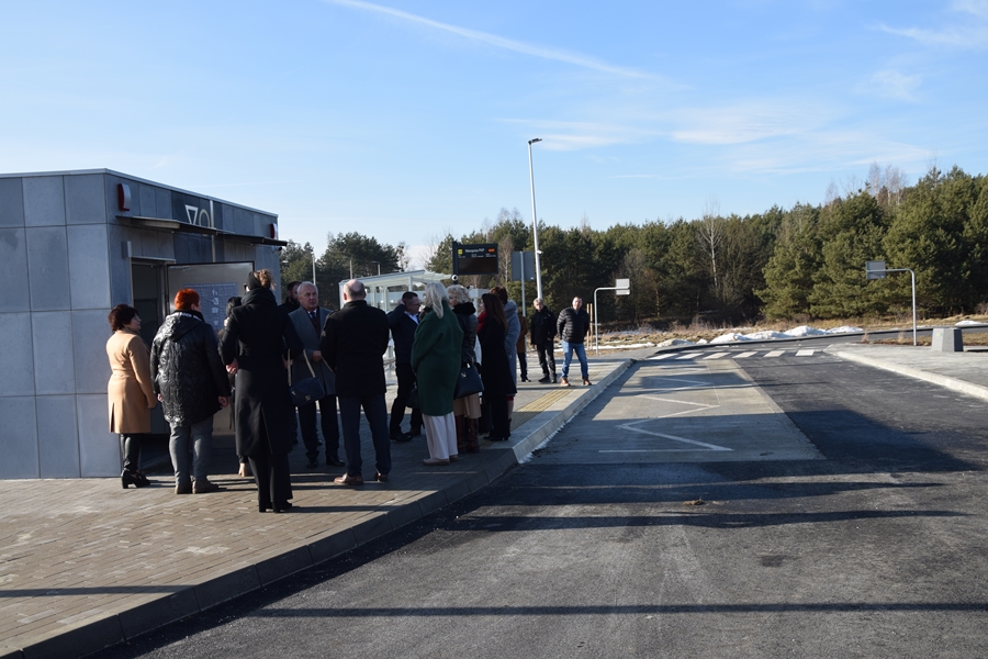 Zdjęcie przedstawia osoby spacerujące po terenie Centrum Przesiadkowego