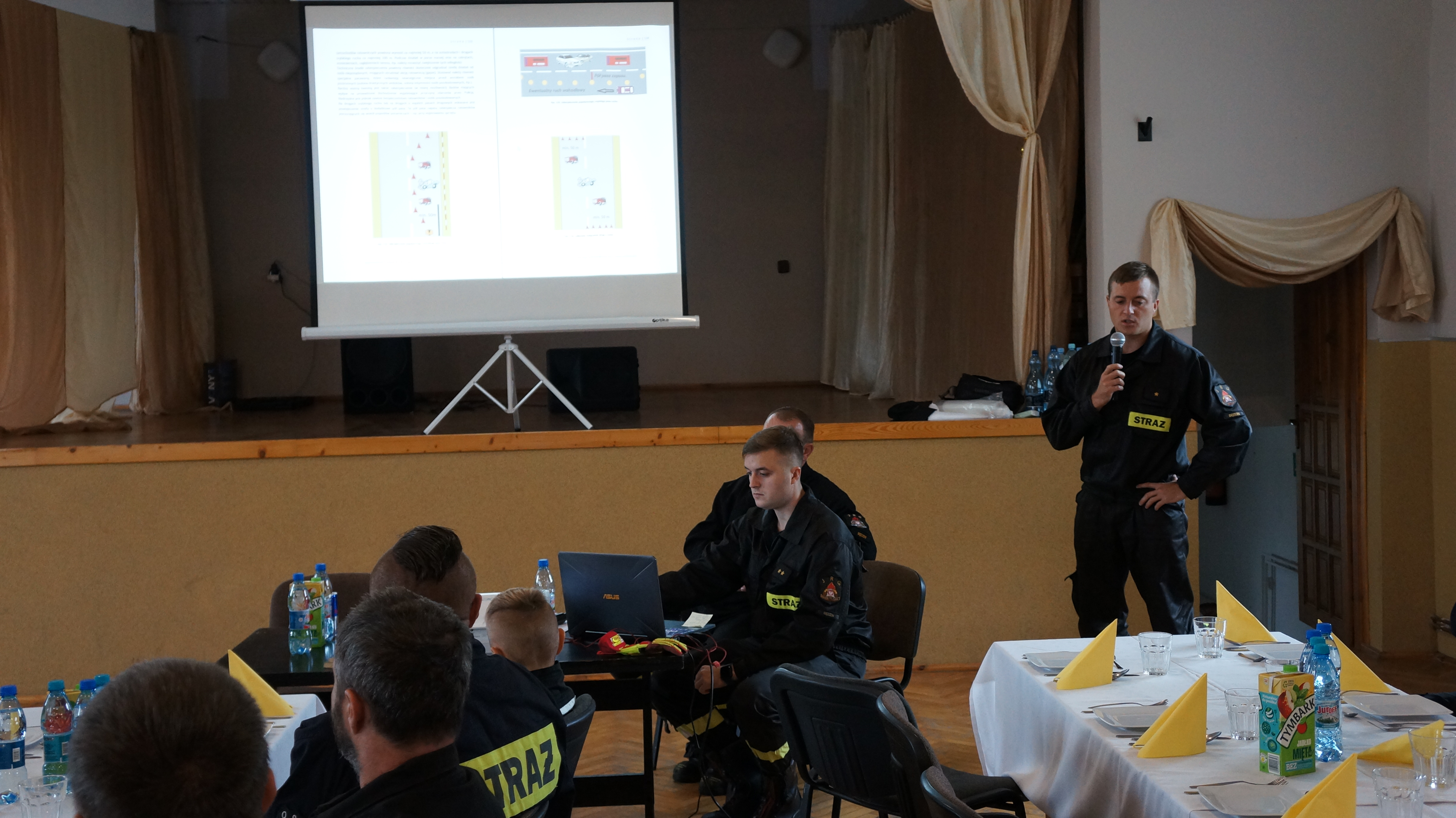 Zdjęcie przedstawiające instruktorów z Państwowej Straży Pożarnej w Będzinie - Mateusza i Damiana Dyragę