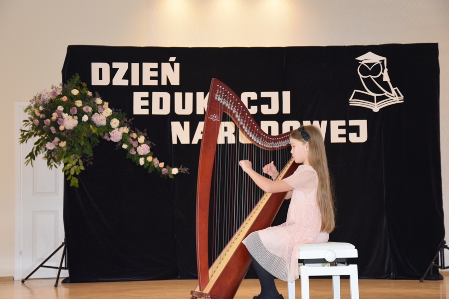 Zdjęcie przedstawia Dzień Edukacji Narodowej