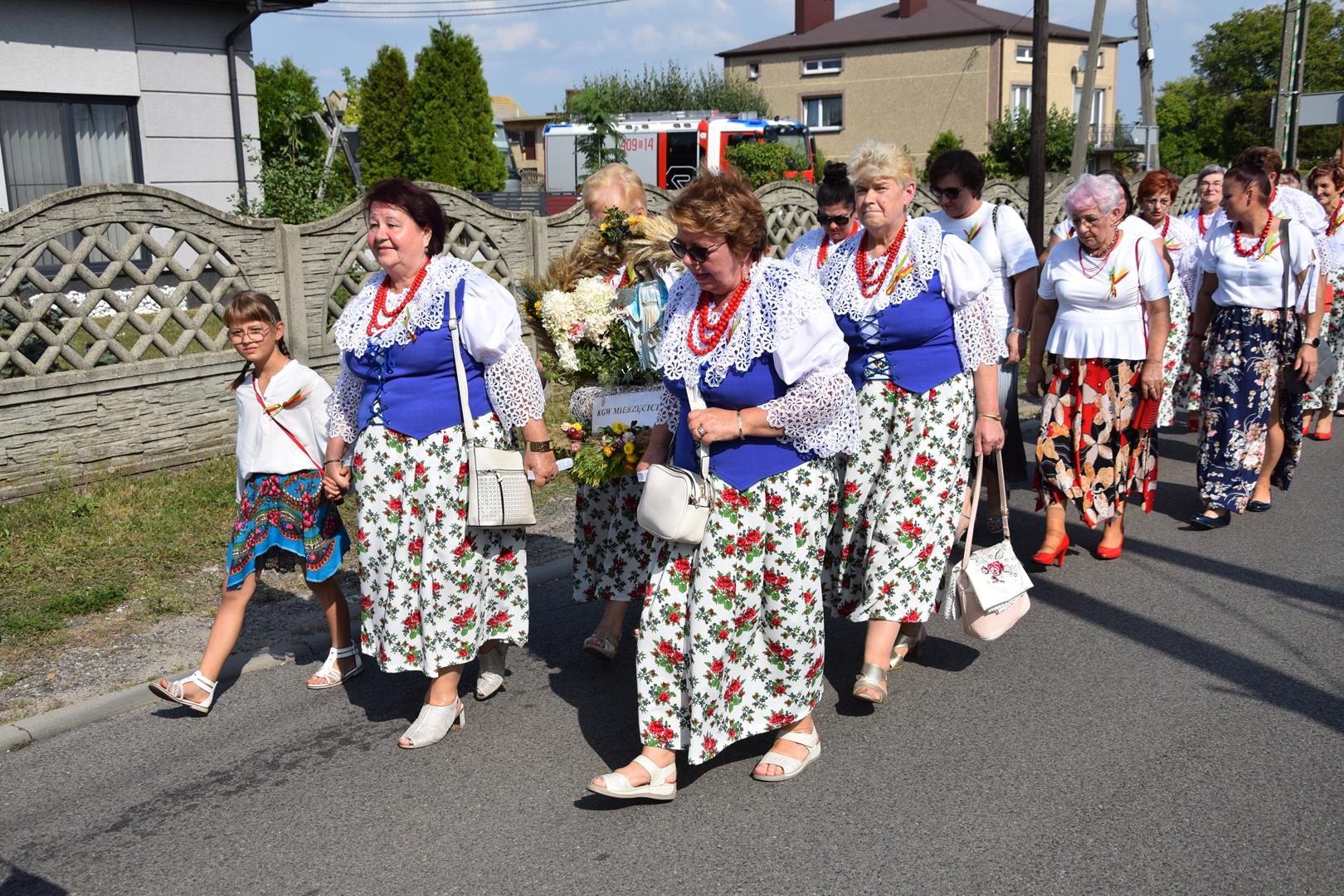 Zdjęcie przedstawia fragment przemarszu dożynkowego