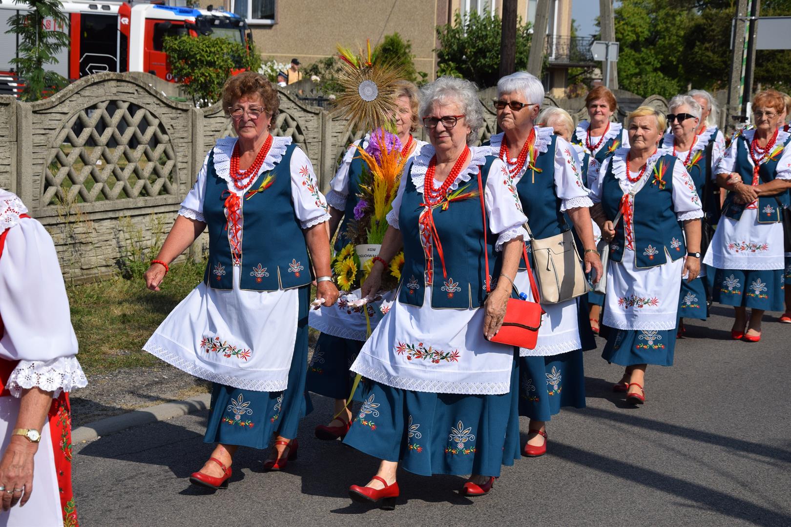 Zdjęcie przedstawia fragment przemarszu dożynkowego