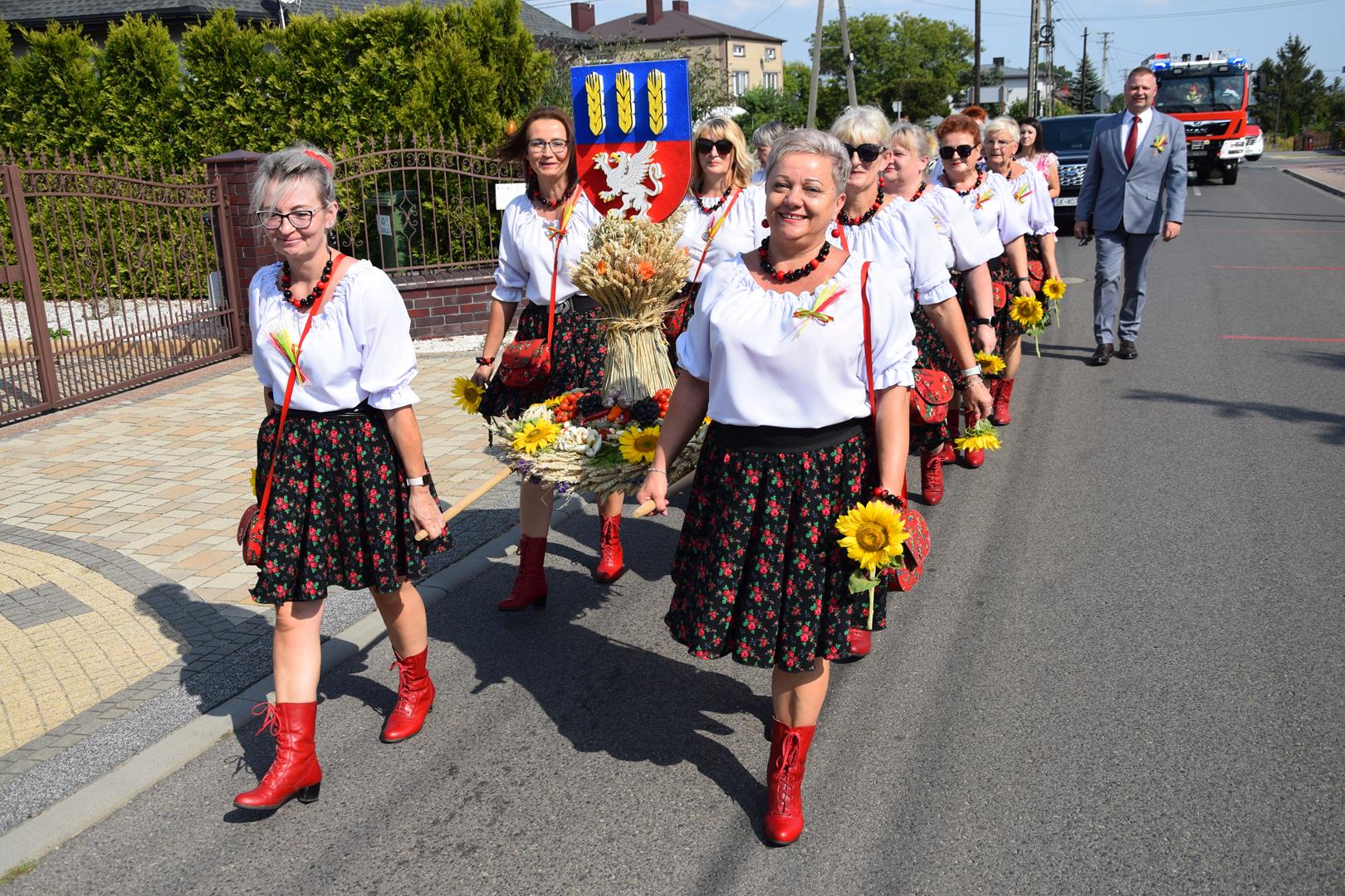 Zdjęcie przedstawia fragment przemarszu dożynkowego