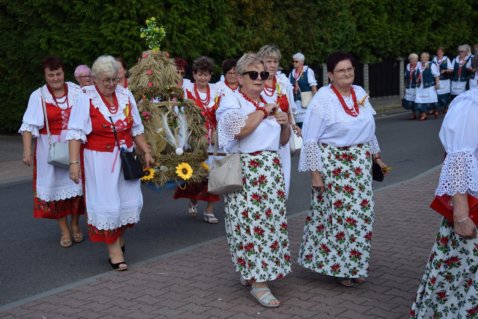 Zdjęcie przedstawia fragment przemarszu dożynkowego