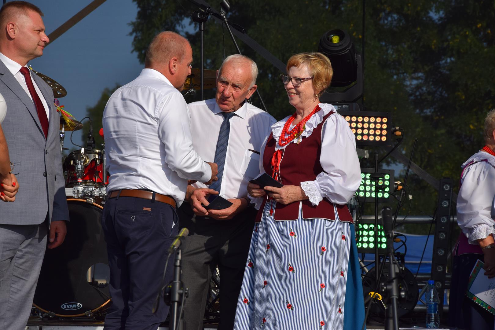 Zdjęcie przedstawia fragment ceremonii wręczania nagród i odznaczeń