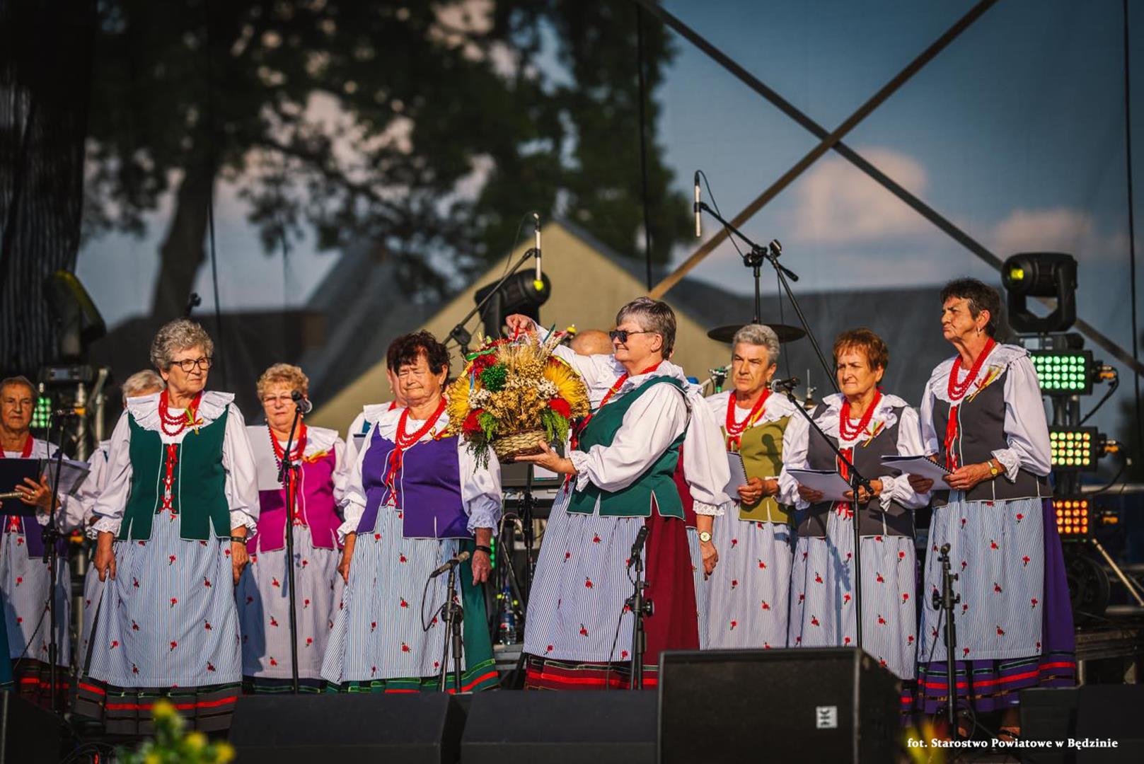 Zdjęcie przedstawia fragment obrzędu dożynkowego