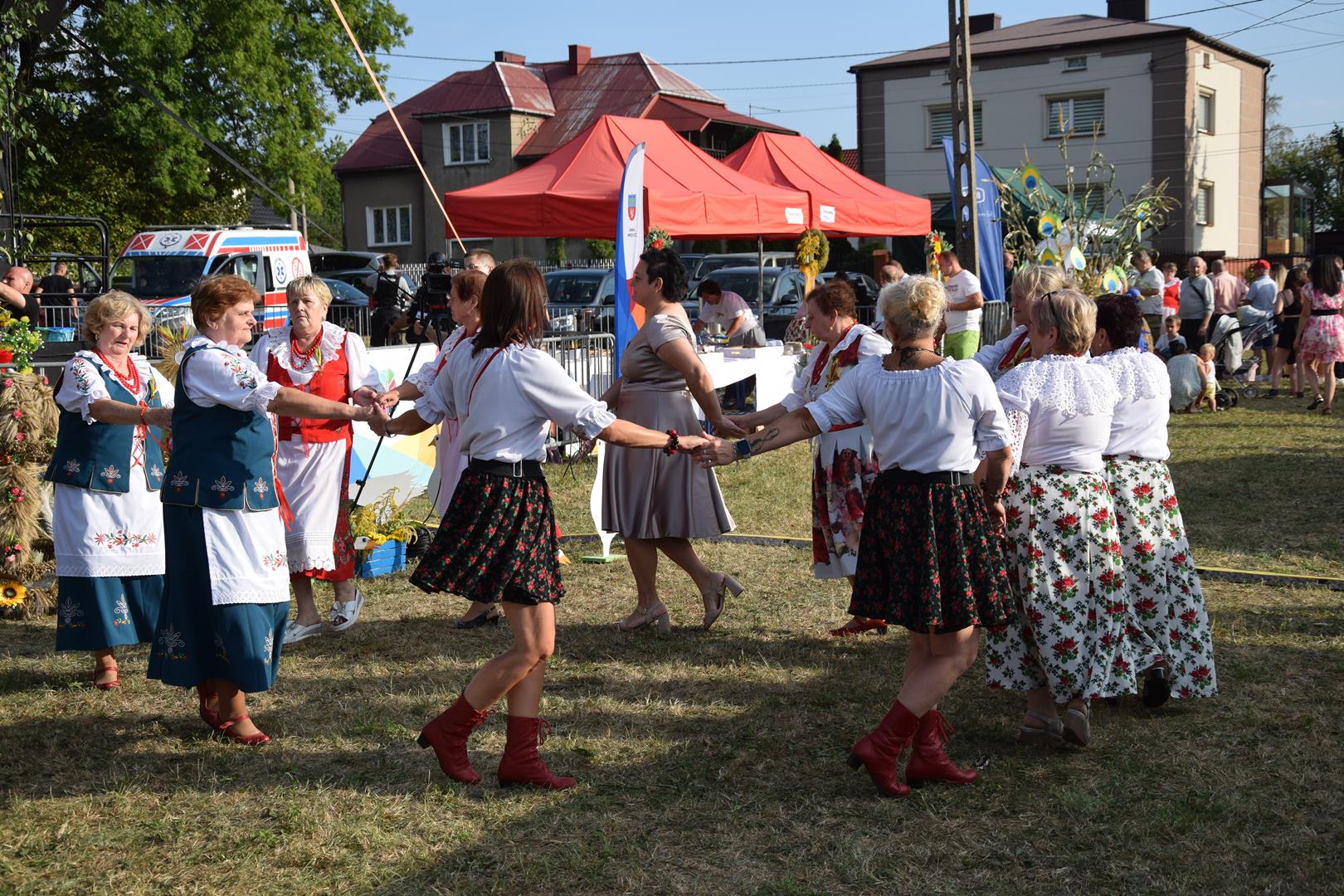 Zdjęcie przedstawia fragment obrzędu dożynkowego