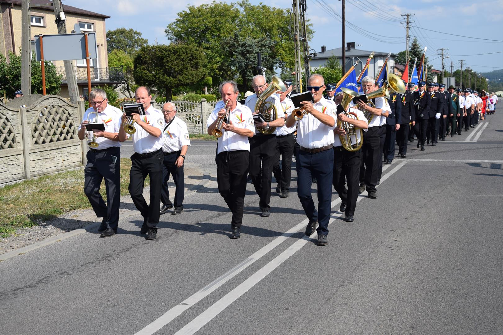 Zdjęcie przedstawia fragment przemarszu dożynkowego