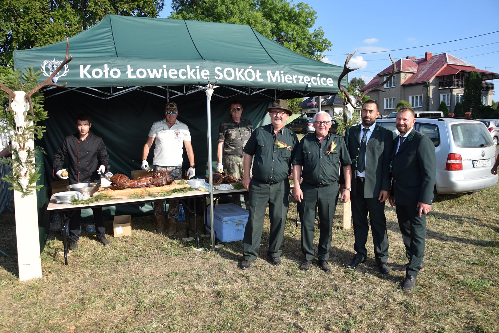 Zdjęcie przedstawia punkt gastronomiczny prowadzony przez Koło Łowieckie Sokół w Mierzęcicach