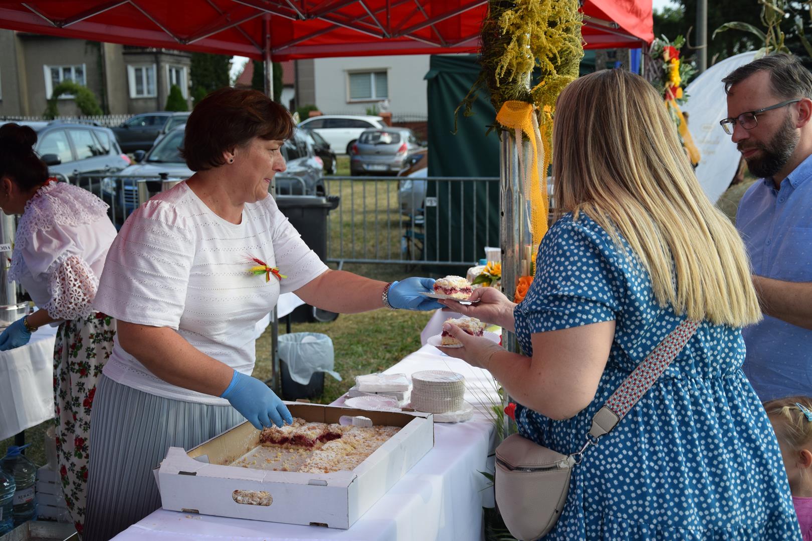 Zdjęcie przedstawia punkt gastronomiczny w którym wydawany był poczęstunek dla mieszkańców gminy