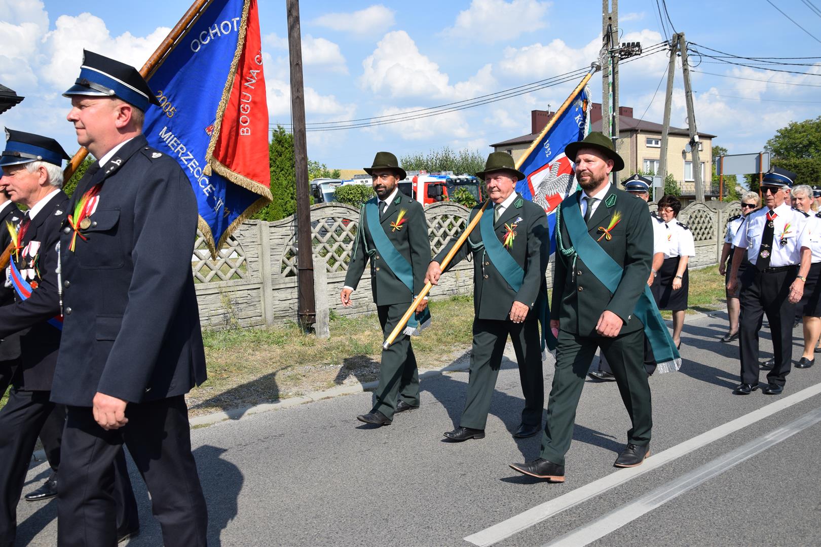 Zdjęcie przedstawia fragment przemarszu dożynkowego