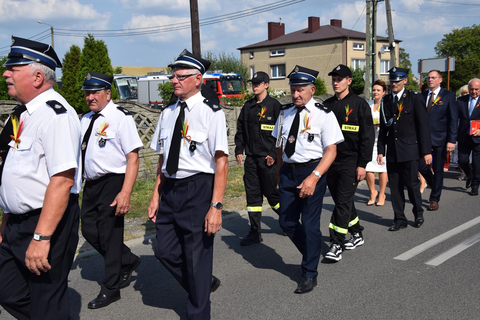 Zdjęcie przedstawia fragment przemarszu dożynkowego