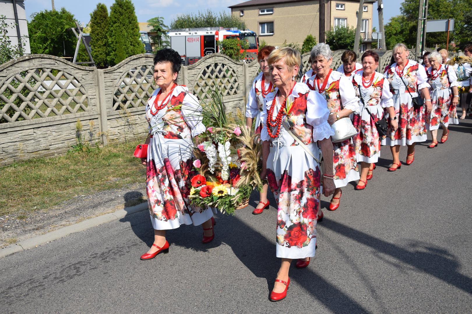 Zdjęcie przedstawia fragment przemarszu dożynkowego