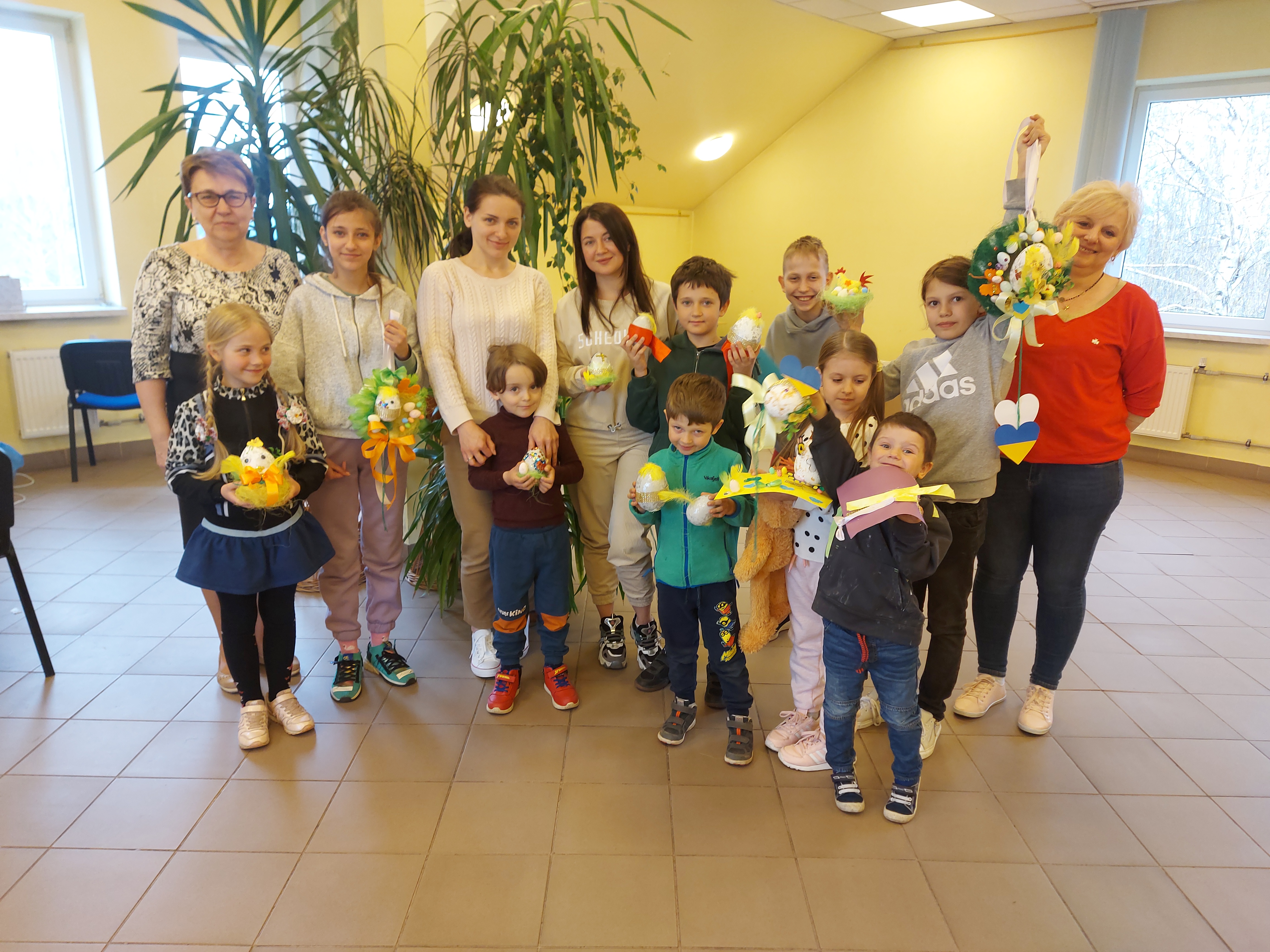 Zdjęcie przedstawiające dzieci z Ukrainy wraz z pracownikami biblioteki