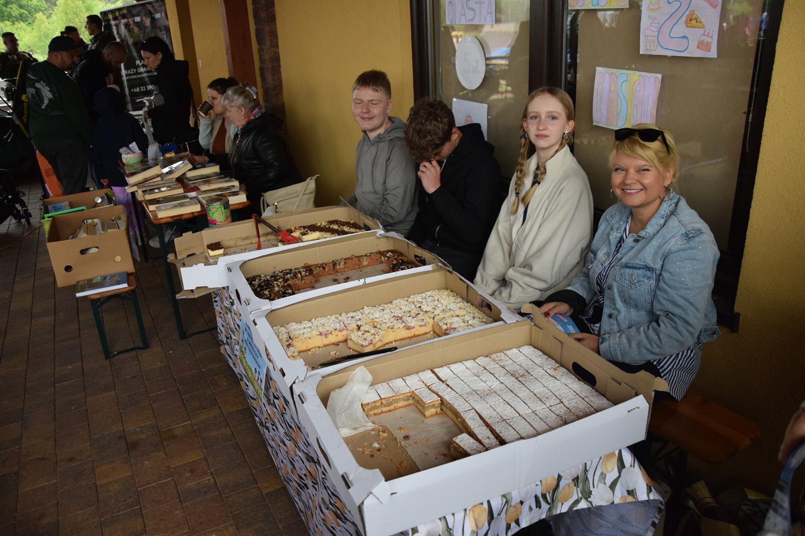Zdjęcie przedstawia stoisko ciast podczas pikniku z okazji Dnia Dziecka