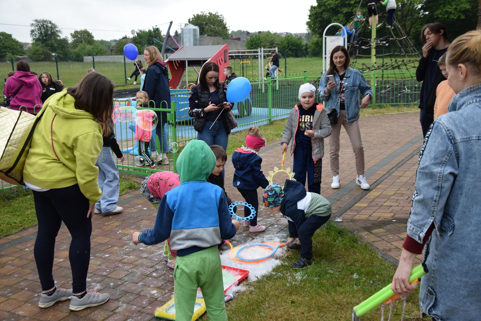 Zdjęcie przedstawia stoisko baniek mydlanych na pikniku z okazji Dnia Dziecka