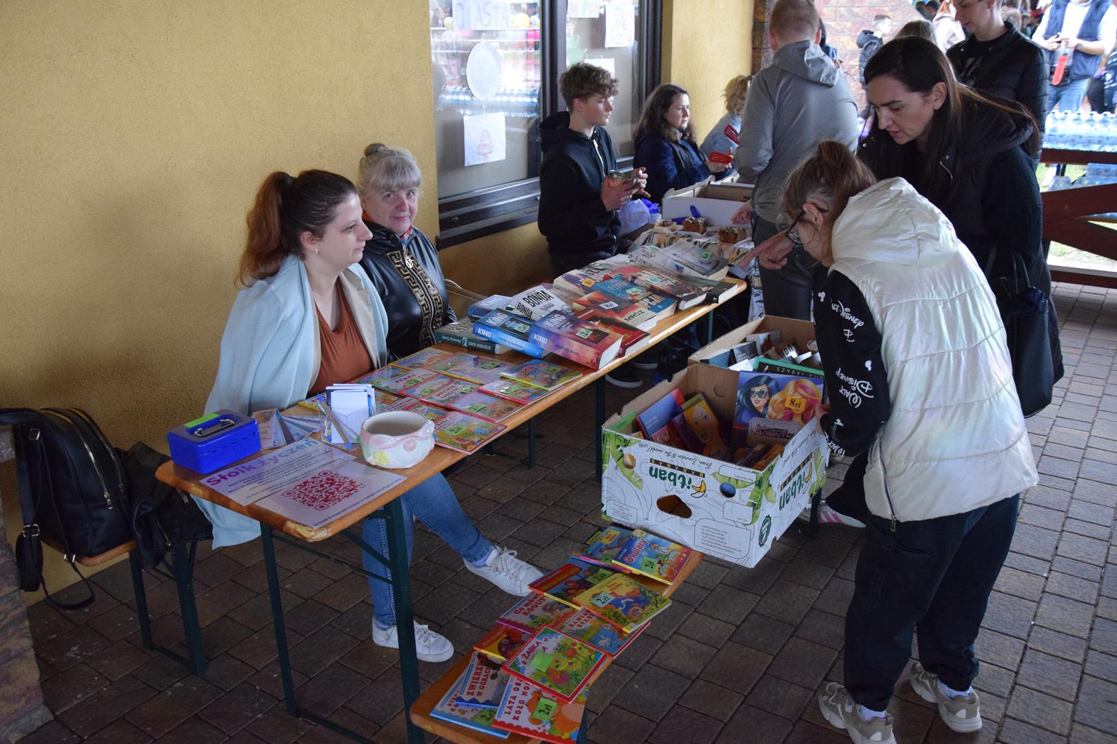 Zdjęcie przedstawia stoisko Biblioteki Publicznej im. Jana Pawła II w Mierzęcicach na pikniku z okazji Dnia Dziecka