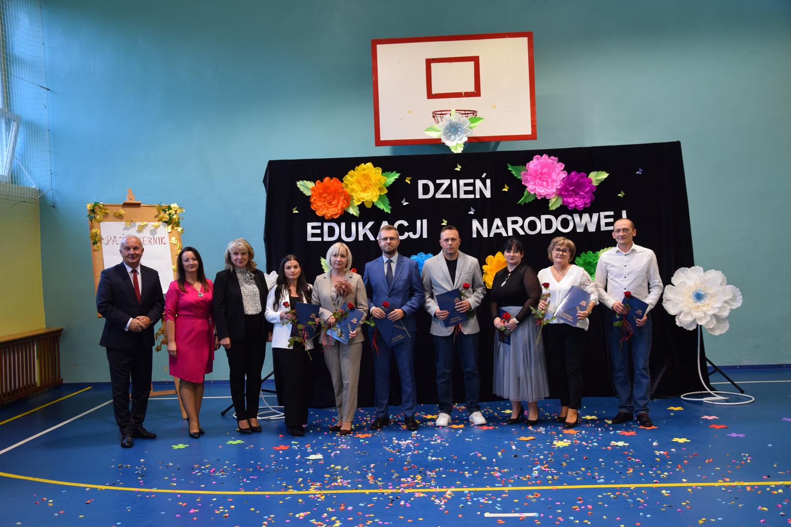 Zdjęcie przedstawia pozujących nauczycieli wraz z&nbsp;przedstawicielami Gminy Mierzęcice