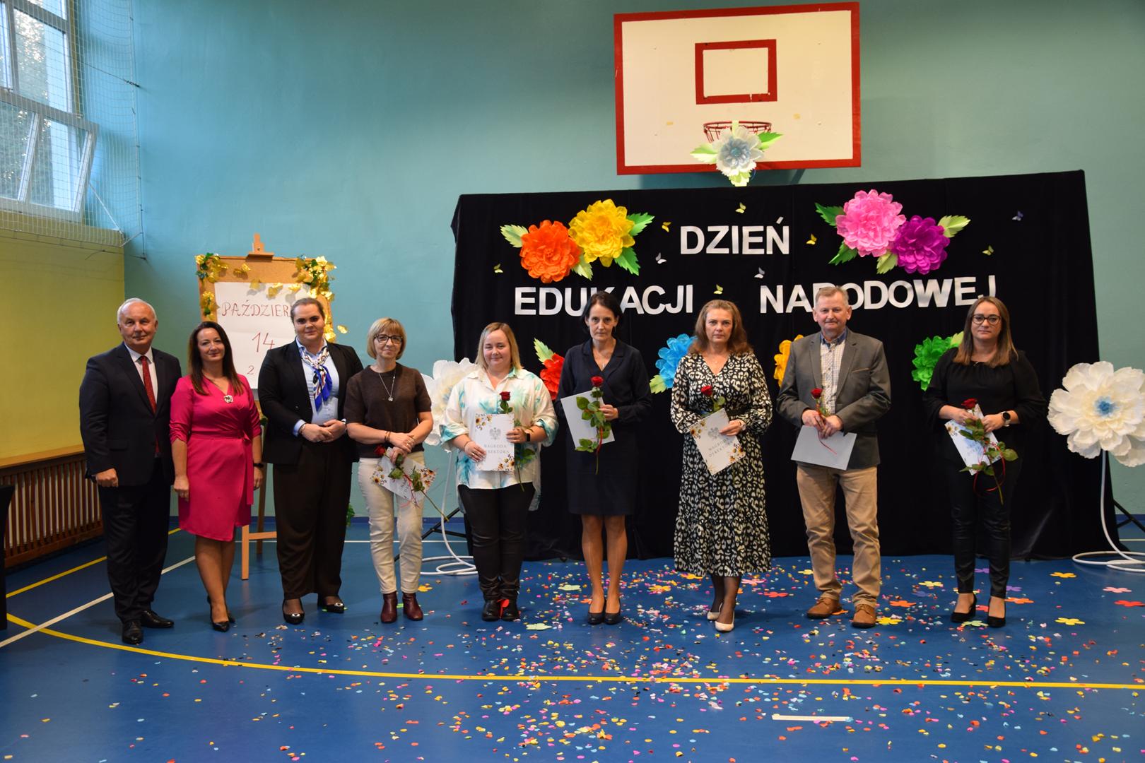 Zdjęcie przedstawia pozujących nauczycieli wraz z&nbsp;przedstawicielami Gminy Mierzęcice