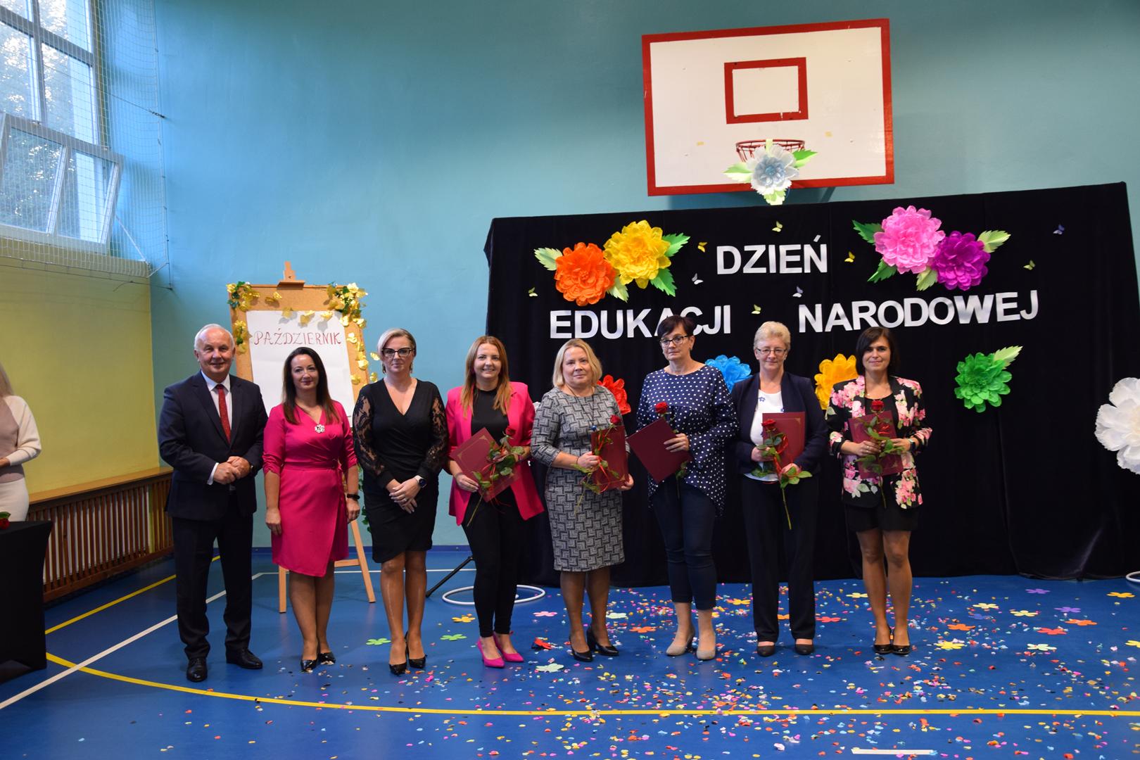 Zdjęcie przedstawia pozujących nauczycieli wraz z&nbsp;przedstawicielami Gminy Mierzęcice