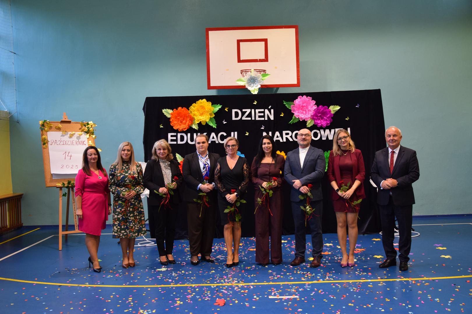 Zdjęcie przedstawia pozujących nauczycieli wraz z&nbsp;przedstawicielami Gminy Mierzęcice