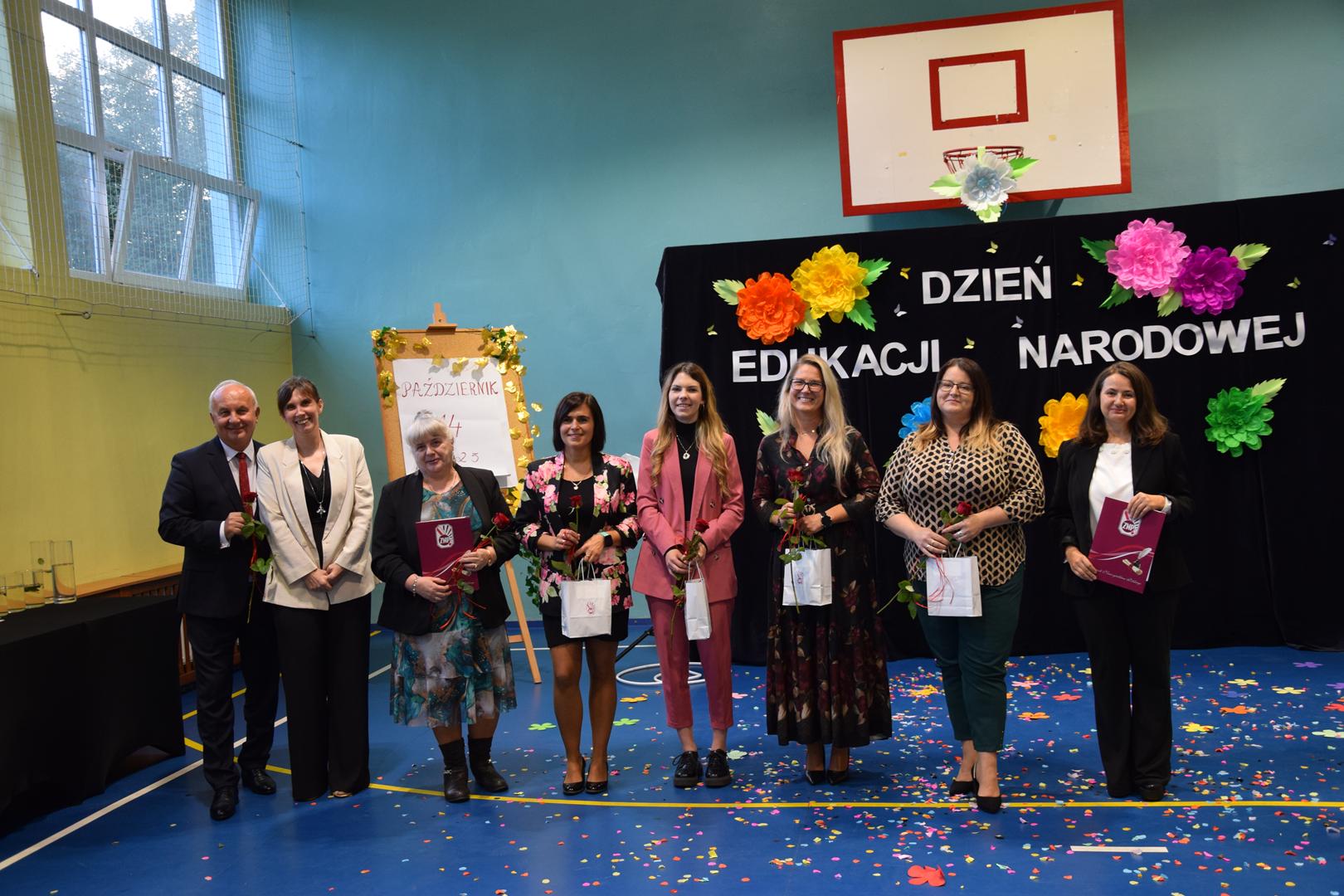 Zdjęcie przedstawia pozujących nauczycieli wraz z&nbsp;przedstawicielami Gminy Mierzęcice