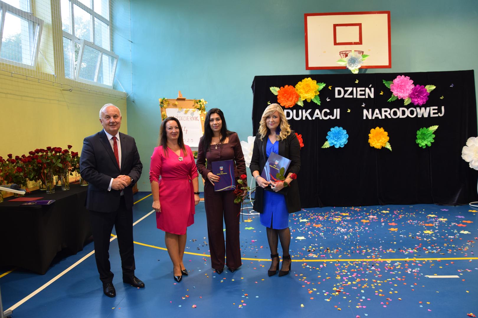 Zdjęcie przedstawia pozujących nauczycieli wraz z&nbsp;przedstawicielami Gminy Mierzęcice