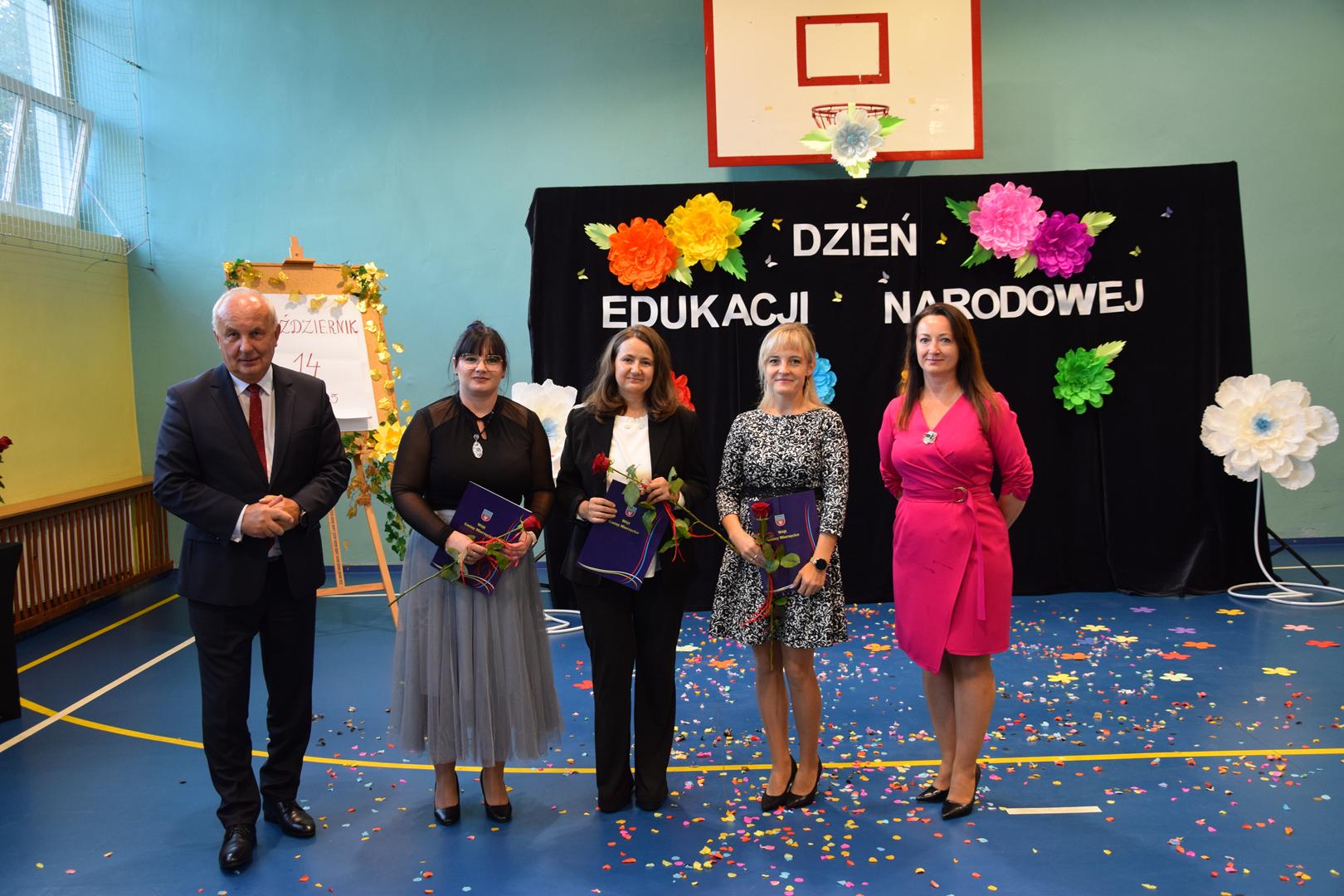 Zdjęcie przedstawia pozujących nauczycieli wraz z&nbsp;przedstawicielami Gminy Mierzęcice