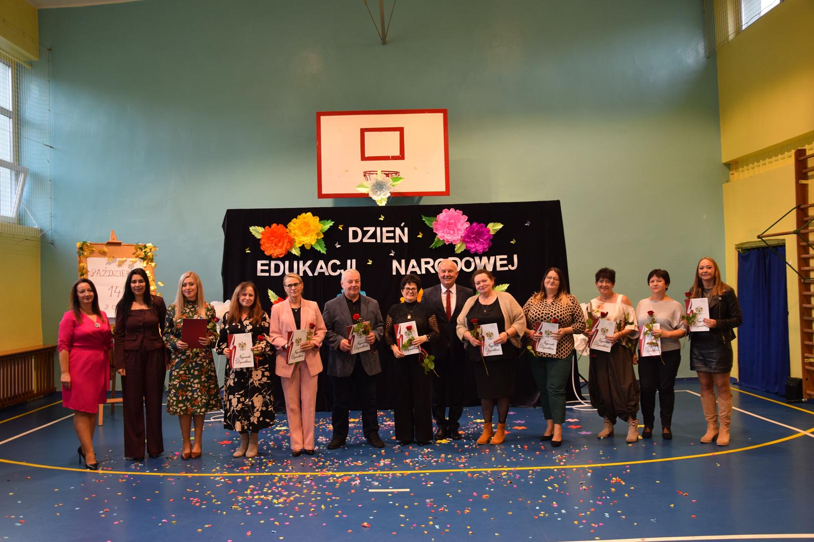 Zdjęcie przedstawia pozujących nauczycieli wraz z&nbsp;przedstawicielami Gminy Mierzęcice