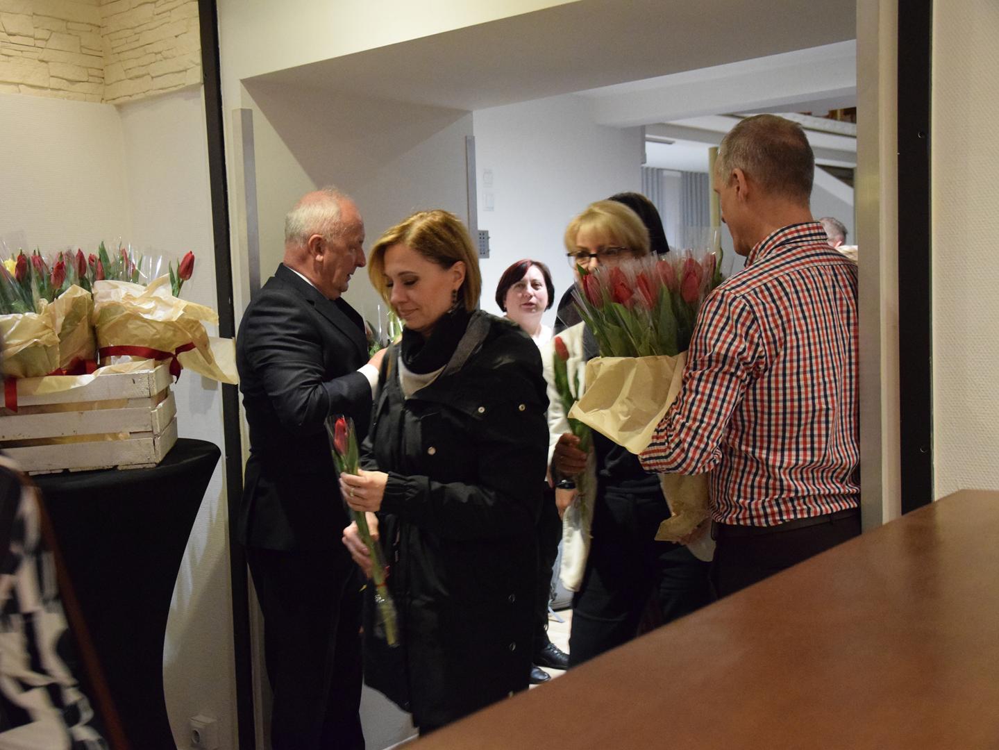 Zdjęcie przedstawia wręczanie kwiatów dla uczestniczek Gminnego Dnia Kobiet