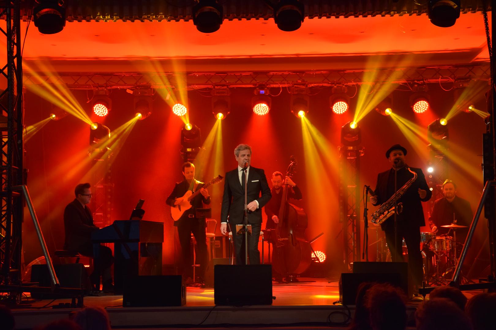 Zdjęcie przedstawia fragment występu Piotra Polka wraz z&nbsp;zespołem podczas Dnia Kobiet w&nbsp;Gminie Mierzęcice