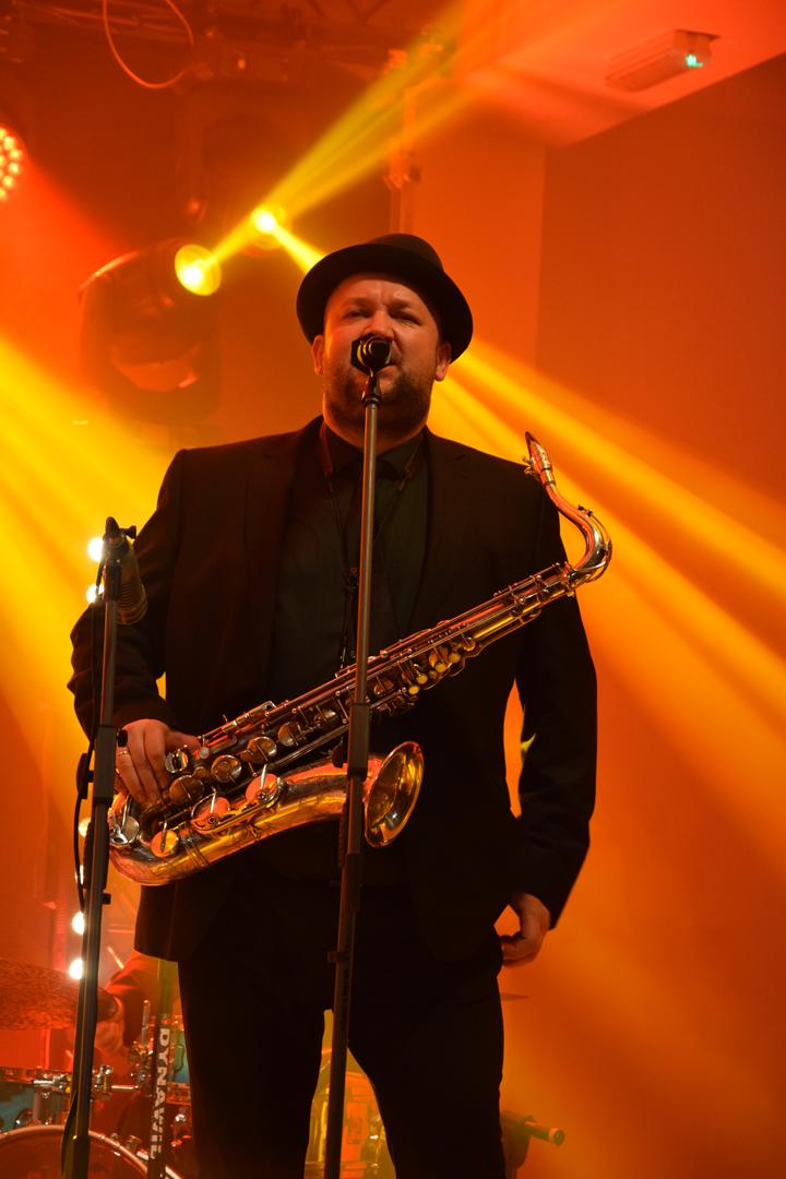 Zdjęcie przedstawia fragment występu Piotra Polka wraz z&nbsp;zespołem podczas Dnia Kobiet w&nbsp;Gminie Mierzęcice