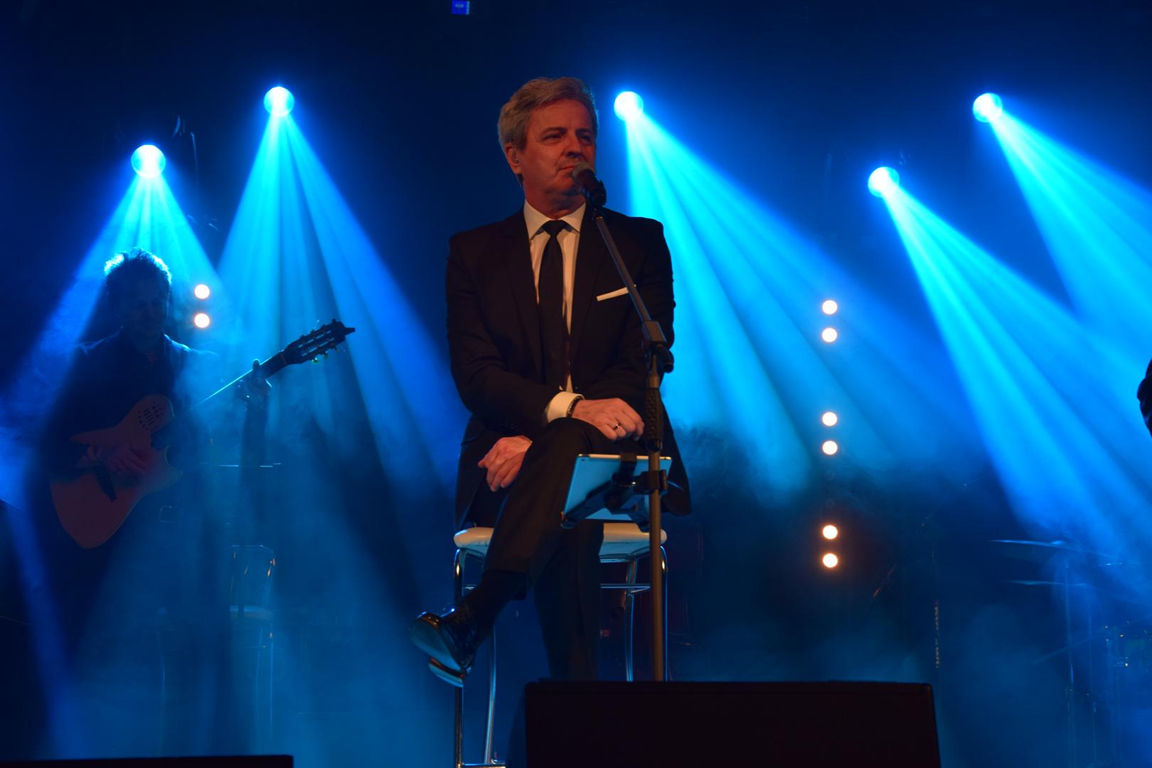 Zdjęcie przedstawia fragment występu Piotra Polka wraz z&nbsp;zespołem podczas Dnia Kobiet w&nbsp;Gminie Mierzęcice