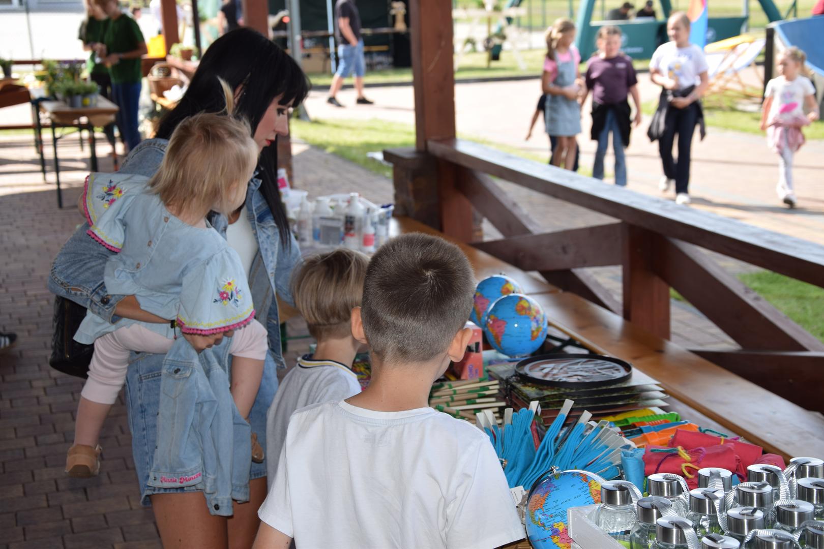 Zdjęcie przedstawia stanowisko z quizem ekologicznym na pikniku ekologicznym