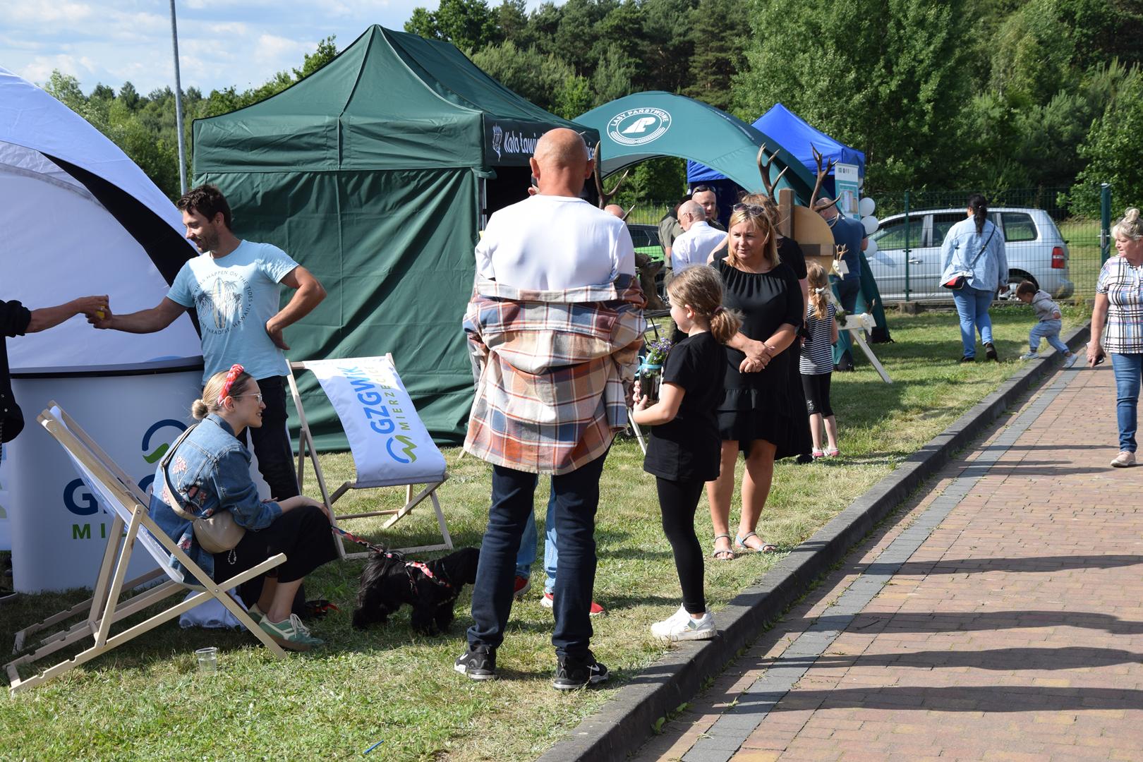Zdjęcie przedstawia uczestników pikniku ekologicznego korzystających ze stanowiska GZGWiK w Mierzęcicach