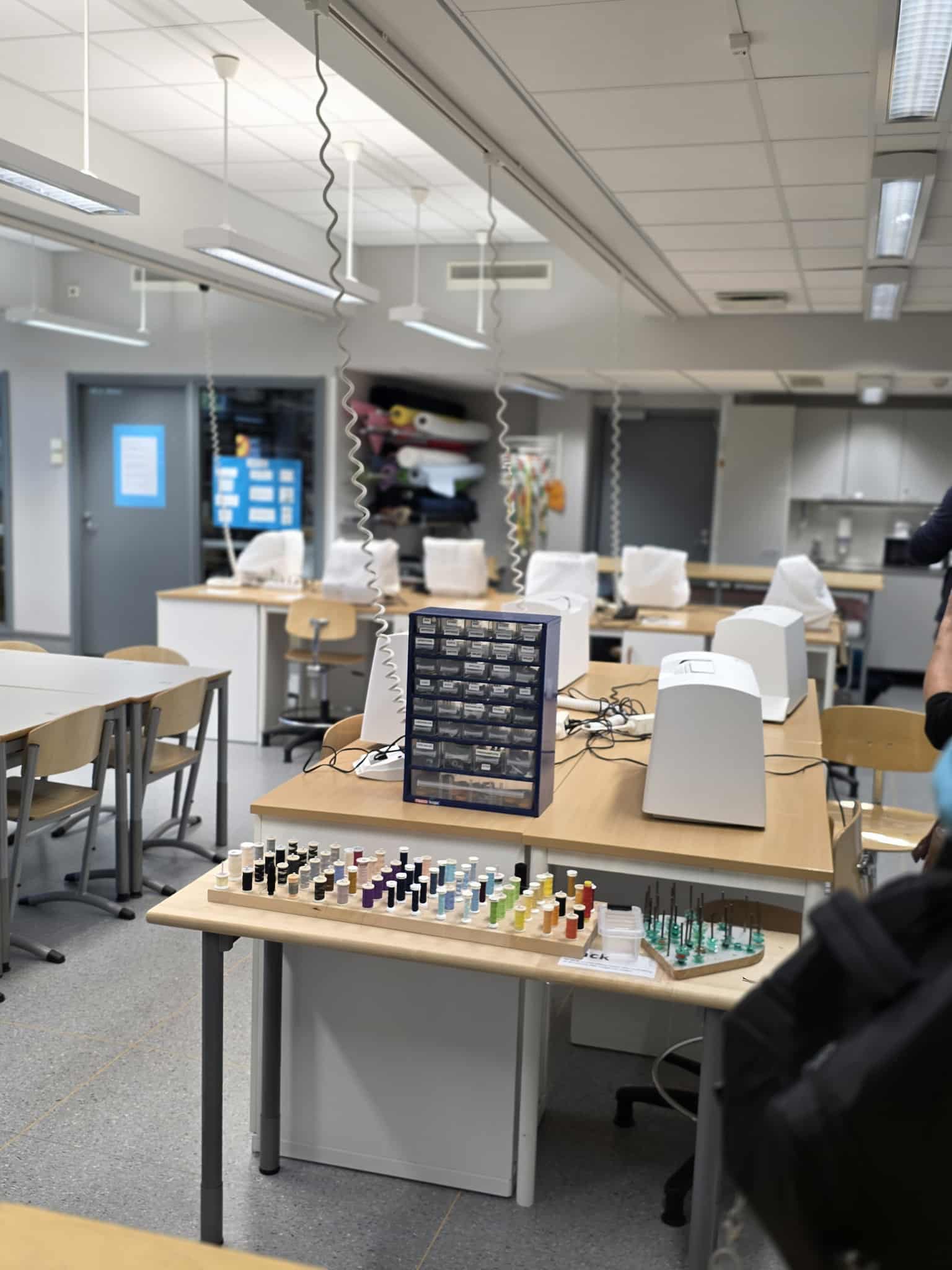 Zdjęcie przedstawia pracownie w&nbsp;szkole