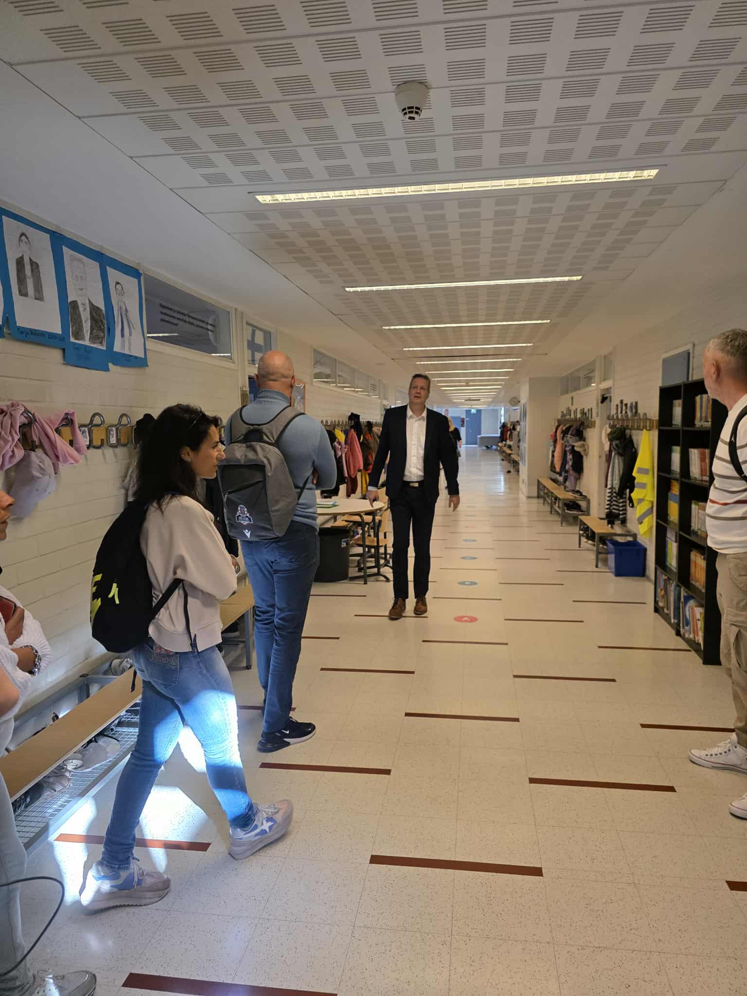 Zdjęcie przedstawia szkolny korytaż