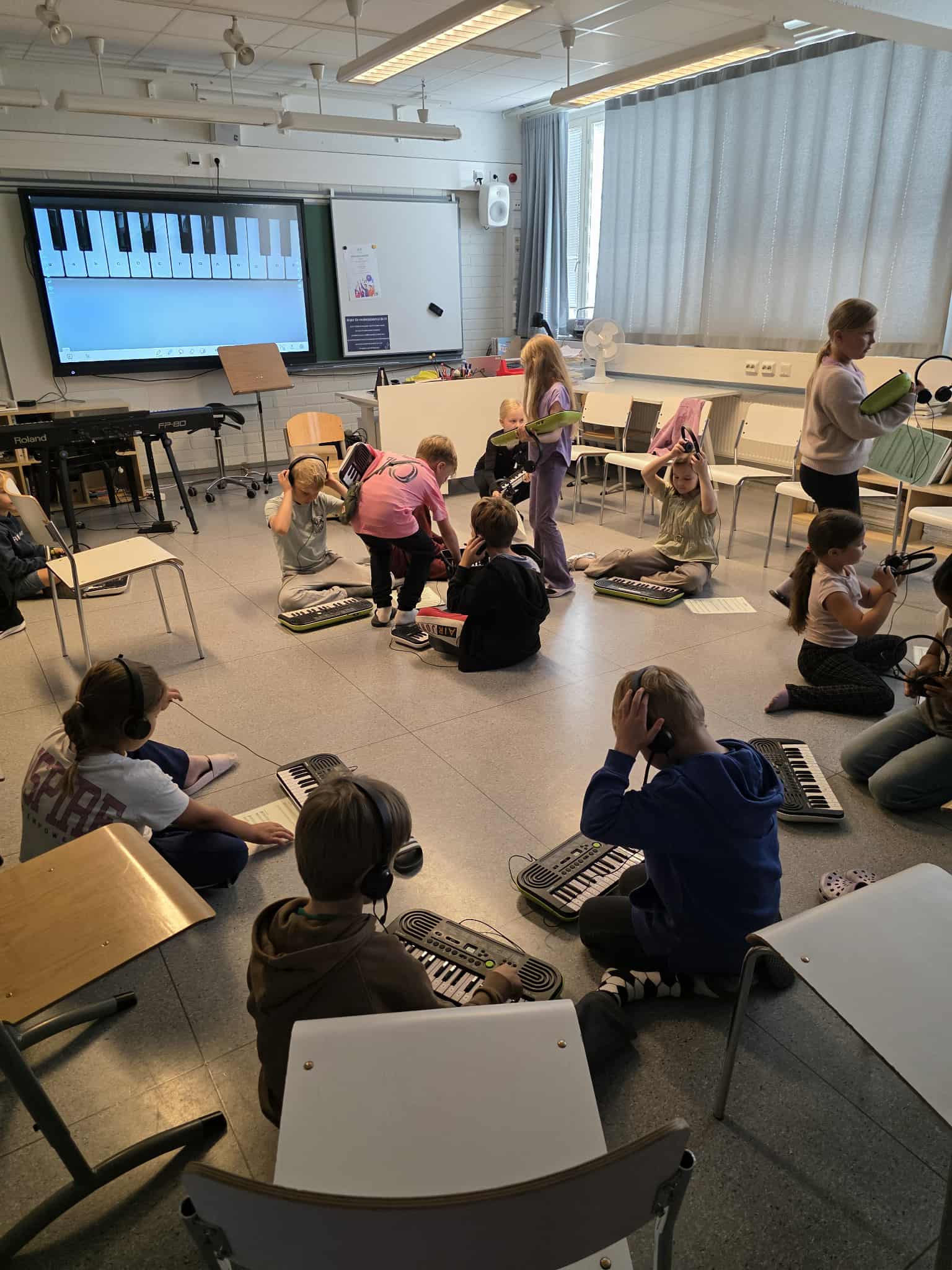 Zdjęcie przedstawia salę z&nbsp;szkole na której przebywają dzieci