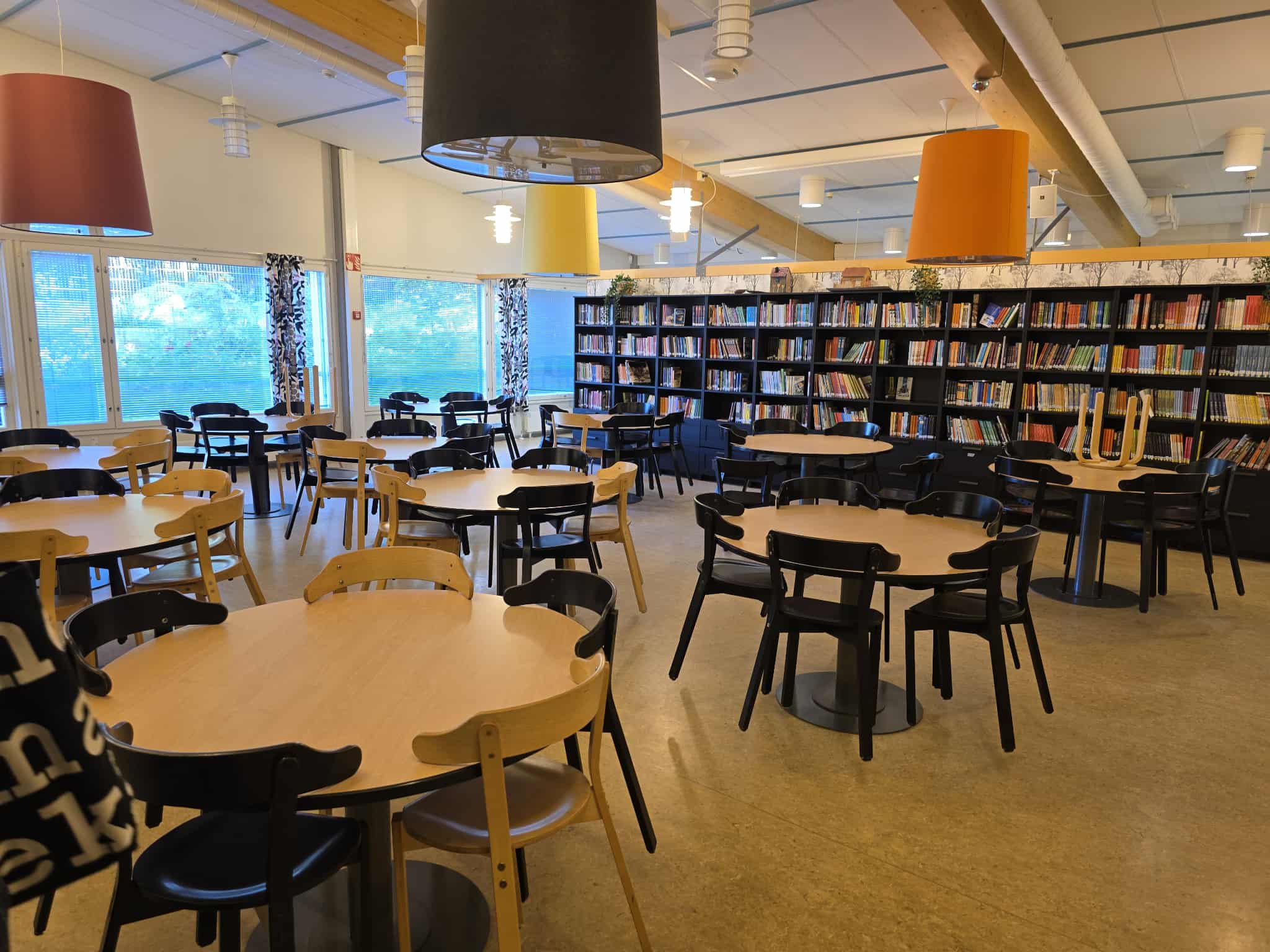 Zdjęcie przedstawia bibliotekę szkolną