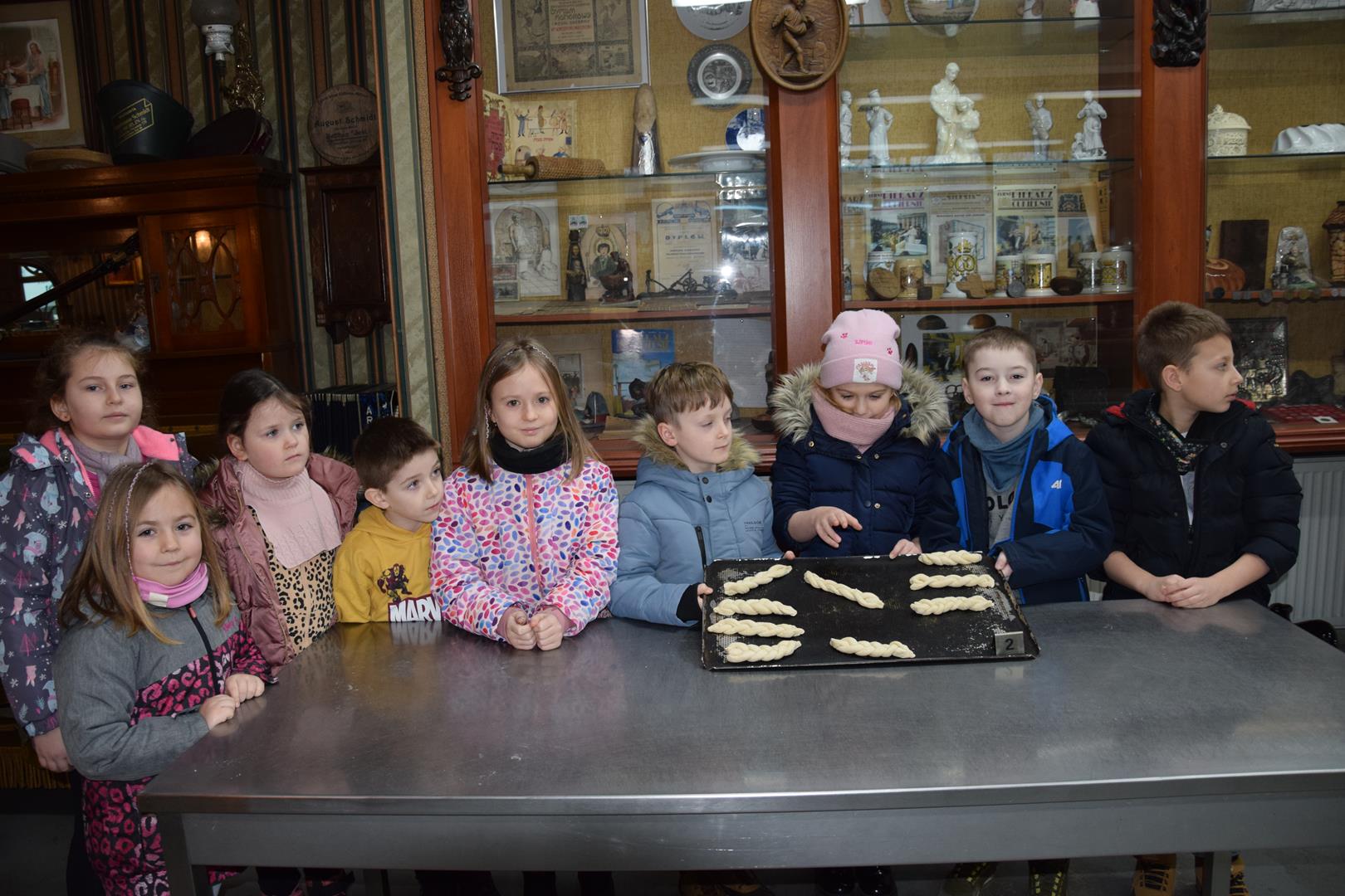 Zdjęcie przedstawia dzieci biorące udział w wycieczce do muzeum chleba