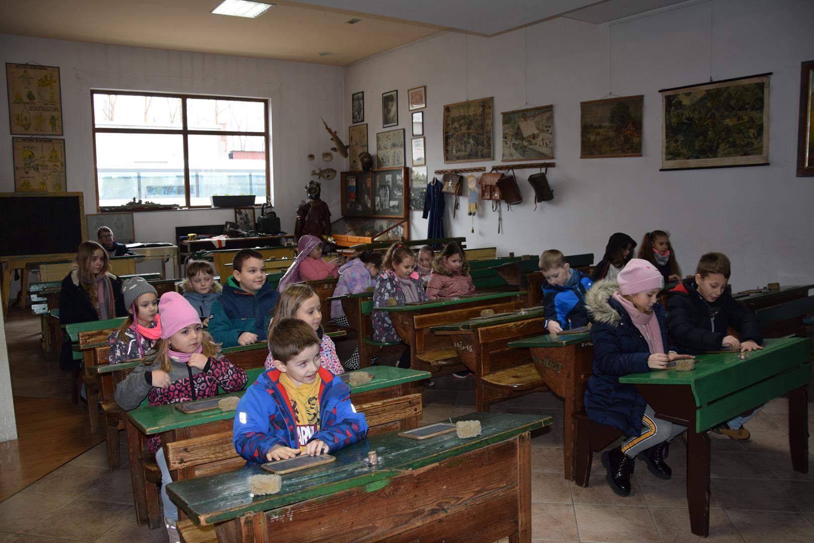 Zdjęcie przedstawia dzieci biorące udział w warsztatach wypieku chleba podczas wycieczki do muzeum chleba
