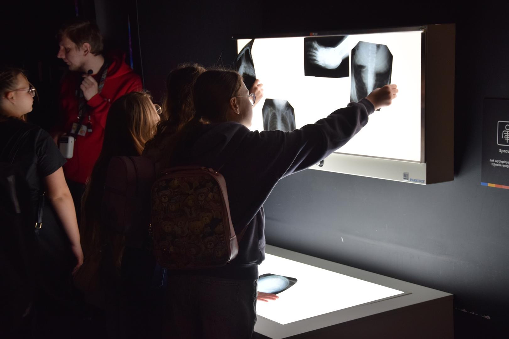 Zdjęcie przedstawiające dzieci na wycieczce do Funzeum