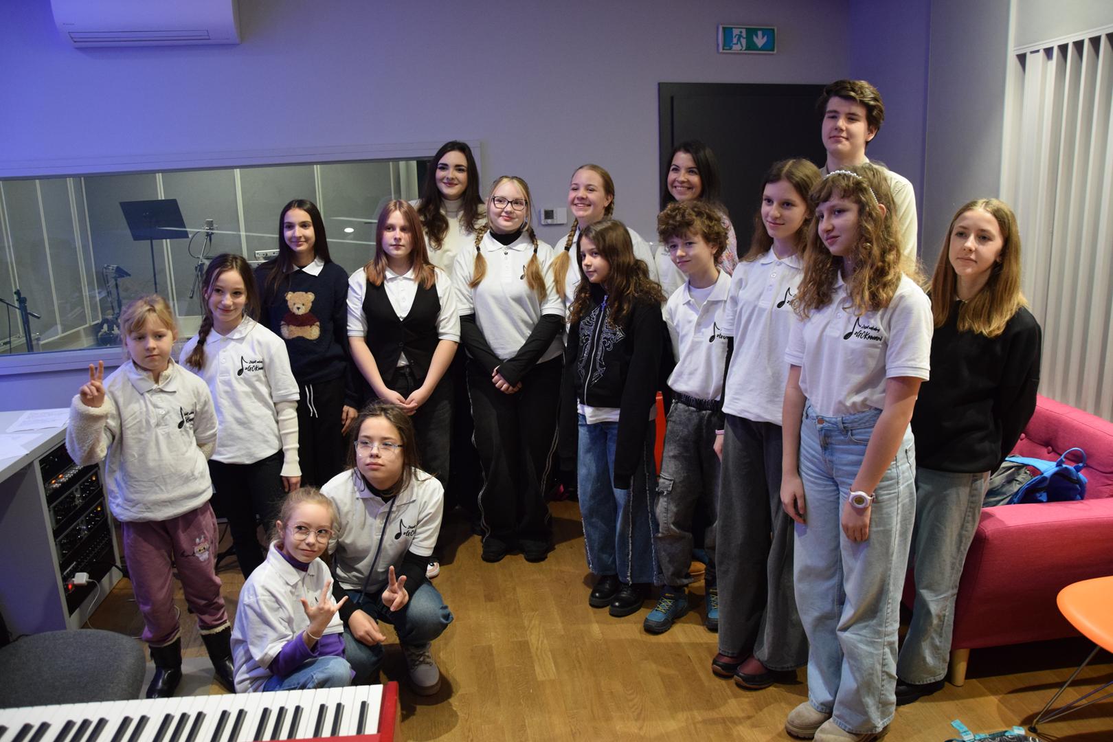 Zdjęcie przedstawiające dzieci podczas wycieczki do Muzeum Piosenki Polskiej w Opolu