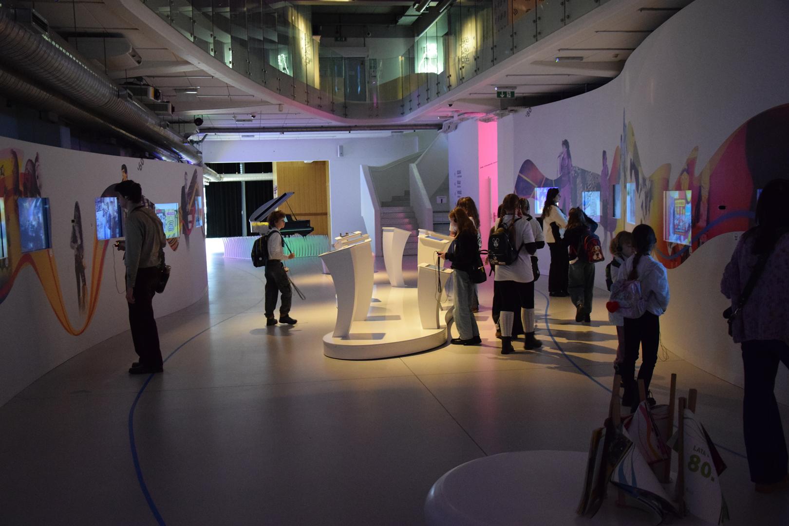 Zdjęcie przedstawiające dzieci podczas wycieczki do Muzeum Piosenki Polskiej w Opolu