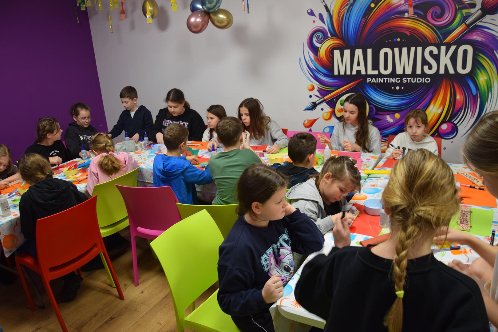 Zdjęcie przedstawiające dzieci podczas wycieczki do Malowiska