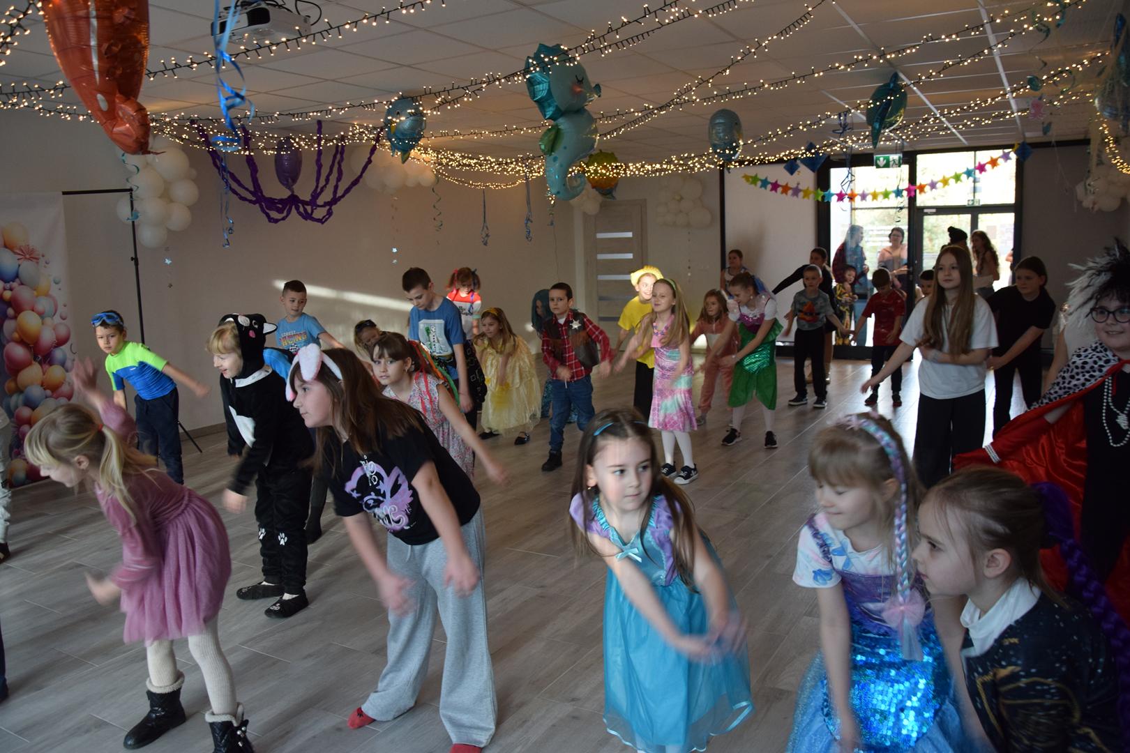 Zdjęcie przedstawiające dzieci podczas zabawy na balu